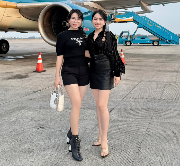  Bà chủ thẩm mỹ viện Mailisa luôn thu hút ánh nhìn với chiếc túi làm từ da cá sấu cao cấp. Ảnh: FBNV