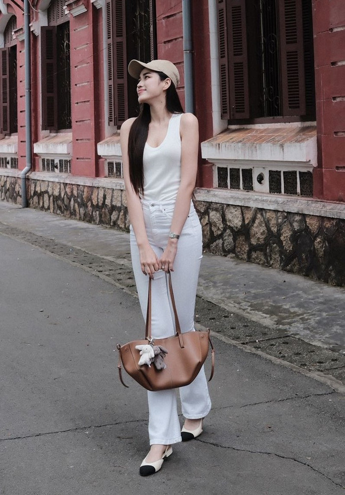 Chiếc túi xuất hiện trong nhiều bức ảnh cùng Đỗ Thị Hà. Ảnh: FBNV