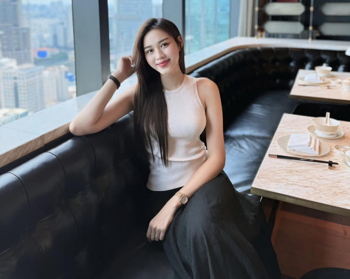 Đỗ Thị Hà sở hữu chiếc túi hot nhất năm nay. Ảnh: FBNV