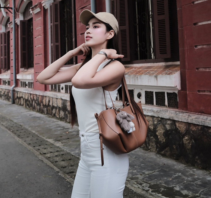 Chiếc túi của Đỗ Thị Hà có màu nâu camel ấm áp. Ảnh: FBNV