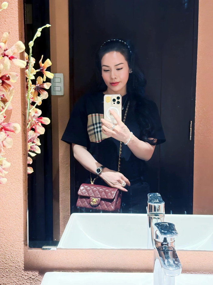 Chiếc điện thoại 8 chữ số của Nhật Kim Anh là một thiết bị cao cấp, hiện đại và mạnh mẽ (Ảnh: FBNV).