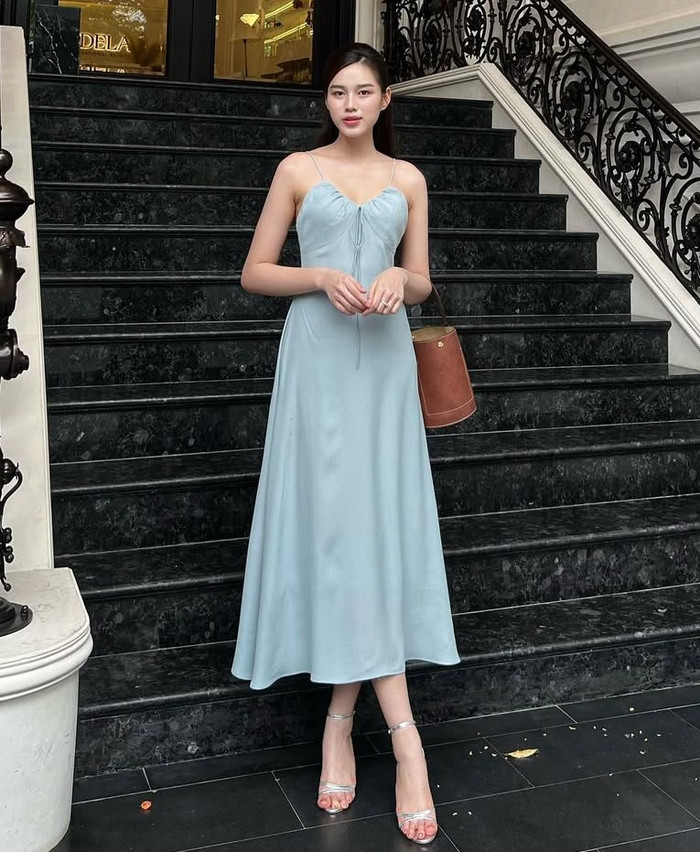Đỗ Thị Hà phối chiếc túi cùng váy xanh thanh lịch trong bức ảnh khác. Ảnh: FBNV