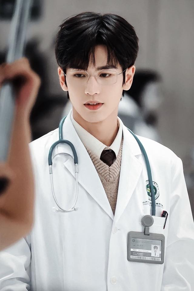 Trương Lăng Hách trong vai bác sĩ Đông y Hà Tô Diệp.