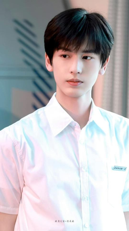 Trương Lăng Hách hóa thân thành Tưởng Kiều Tây trong Anh Đào Hổ Phách.