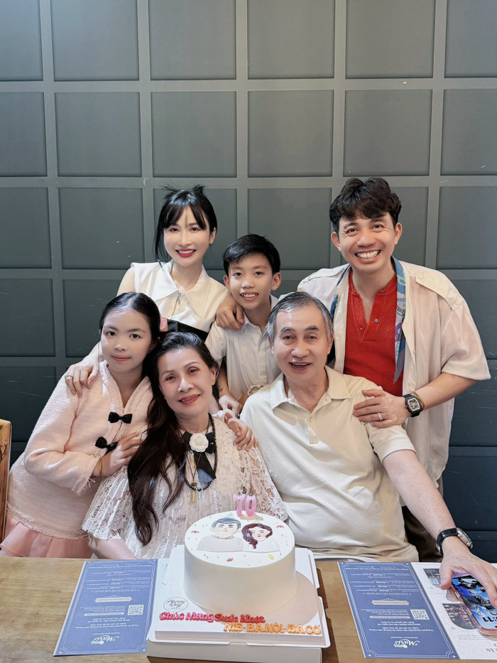 Doanh nhân Minh Nhựa diện mẫu đồng hồ gần 9 tỷ xuất hiện cùng gia đình nhỏ trong bữa tiệc sinh nhật mẹ. (Ảnh: FBNV)