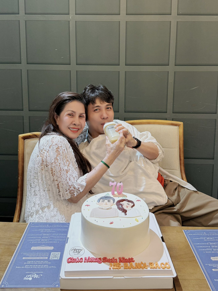 Doanh nhân Minh Nhựa tái hiện lại kỷ niệm xưa cùng mẹ trong bữa tiệc sinh nhật. (Ảnh: FBNV)
