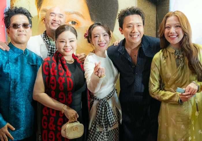 Trấn Thành, Trường Giang và Thu Trang thoải mái hội ngộ, trò chuyện trên thảm đỏ công chiếu phim