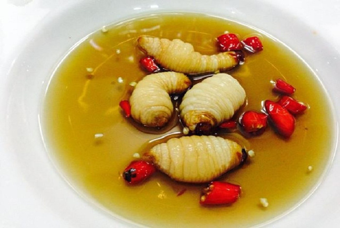 Đuông chà là sống ngâm mắm ớt - món ăn thử thách nhất nhưng cũng ấn tượng nhất nếu ai đó đã ăn quen.