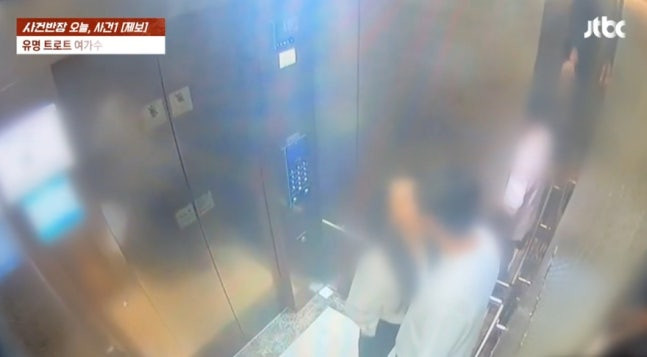 Nữ ca sĩ bị lộ clip ngoại tình trong thang máy, danh tính gây xôn xao Ảnh 2