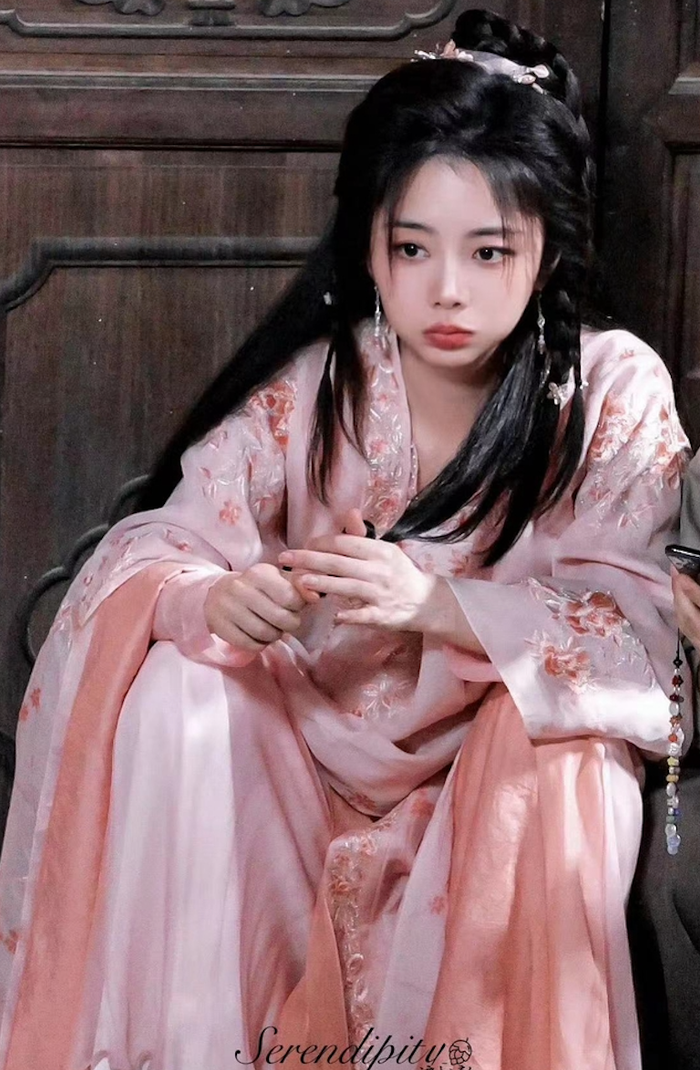 Khán giả nghi ngờ về khả năng 'gánh phim' của Đàm Tùng Vận.