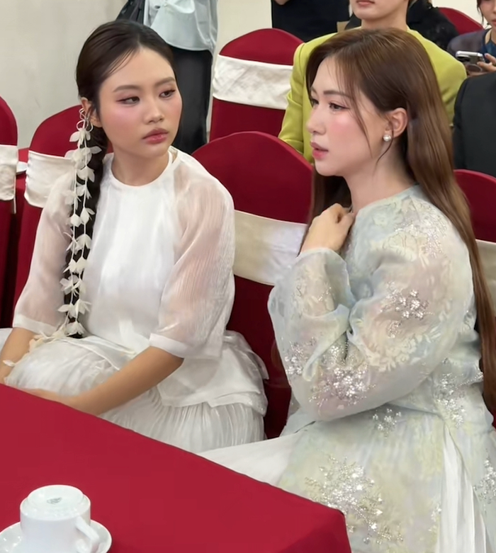 Phương Mỹ Chi chăm chú lắng nghe Hòa Minzy nói ở sự kiện. Ảnh chụp màn hình