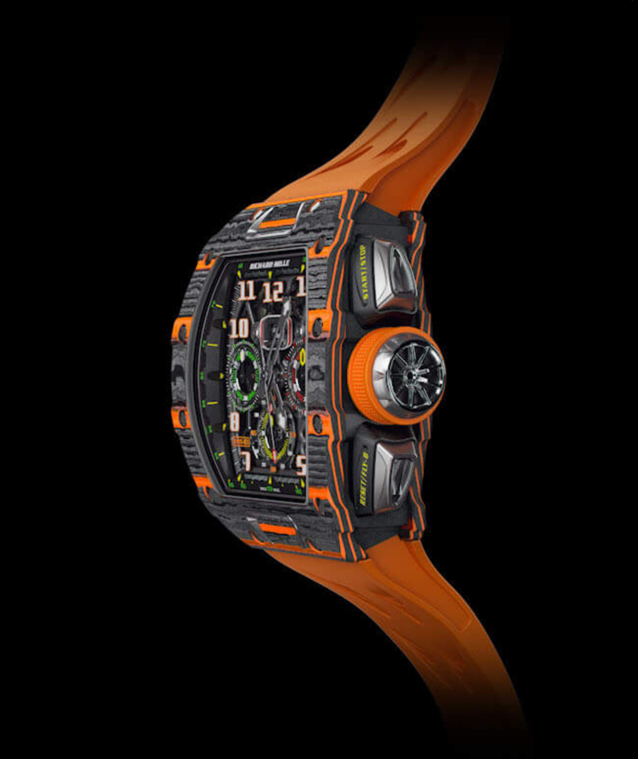 Các nút chỉnh và nút bấm trên chiếc đồng hồ yêu thích của Minh Nhựa tạo cảm giác như các chi tiết cơ khí trên xe đua F1. (Ảnh: Richard Mille)