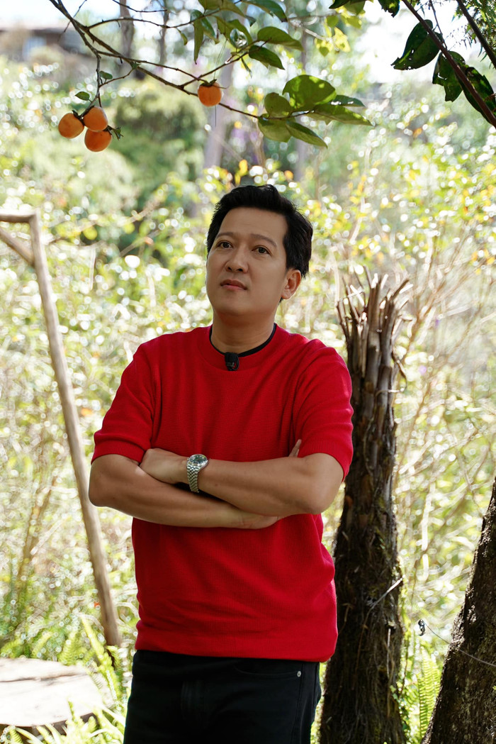 Trường Giang đảm nhận vai trò đạo diễn - nhà sản xuất - diễn viên trong phim Nhà Ba Tôi Một Phòng (Ảnh: FBNV).