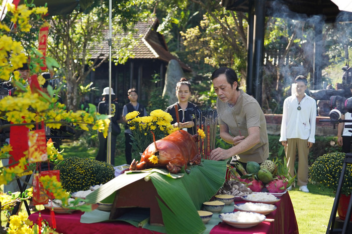 Hình ảnh Hoài Linh trên phim trường khiến nhiều khán giả quan tâm.