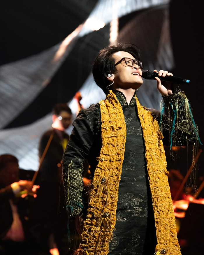 Giữa showbiz nhộn nhịp, Hà Anh Tuấn chọn cách bước đi chậm rãi, nói ít hơn về mình và để âm nhạc cất lời thay tất cả.