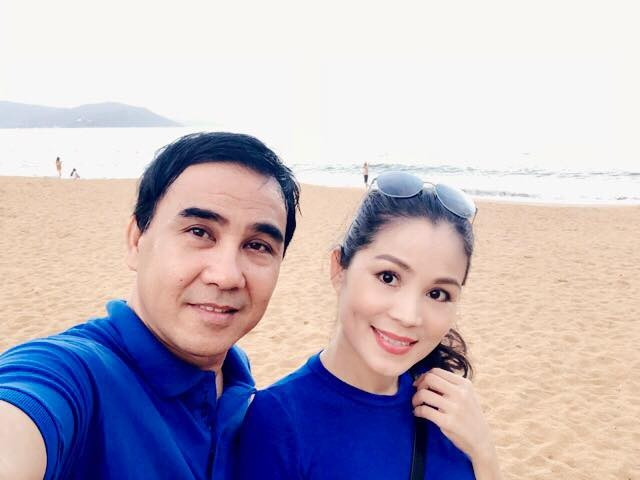 Những bức ảnh selfie của cặp đôi trên bãi cát hay khoảnh khắc bên nhau ở nông thôn đều cho thấy sự lựa chọn trang phục thoải mái, gần gũi với thiên nhiên, thường là các gam màu tươi sáng như xanh, vàng, cam - những màu sắc gợi cảm giác bình yên, hạnh phúc.