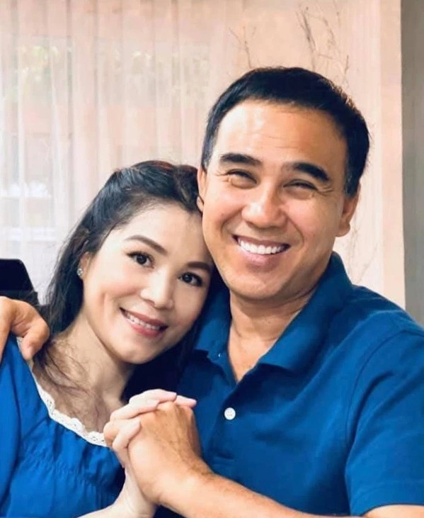 Nhìn chung, gu thời trang của vợ chồng Quyền Linh mang tính đồng điệu cao, thể hiện qua việc ưu tiên tông màu tương đồng để tạo sự gắn kết trực quan. Quyền Linh thường chọn trang phục nam tính, cổ điển với suit, polo shirt, trong khi vợ anh thiên về các thiết kế thanh lịch, tôn dáng như váy maxi, vest blazer hay váy một vai. Sự kết hợp này không chỉ tạo nên hình ảnh đôi lứa hài hòa mà còn phản ánh lối sống cân bằng, vừa chỉn chu khi xuất hiện công khai, vừa giản dị trong đời sống hàng ngày.