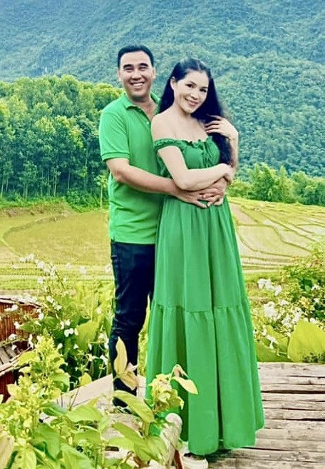 Một lần khác, doanh nhân Dạ Thảo diện váy maxi trễ vai màu xanh lá tươi trẻ, phom dáng xòe nhẹ nhàng, phù hợp với không gian thiên nhiên. Quyền Linh chọn polo shirt xanh lá phối quần dài đen, tạo sự hài hòa tông màu nhưng vẫn giữ nét nam tính giản dị.&nbsp;