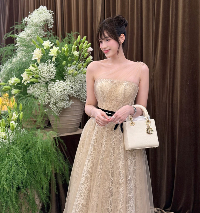 Đỗ Thị Hà sở hữu thời trang ăn cưới thanh lịch, nữ tính. Ảnh: FBNV