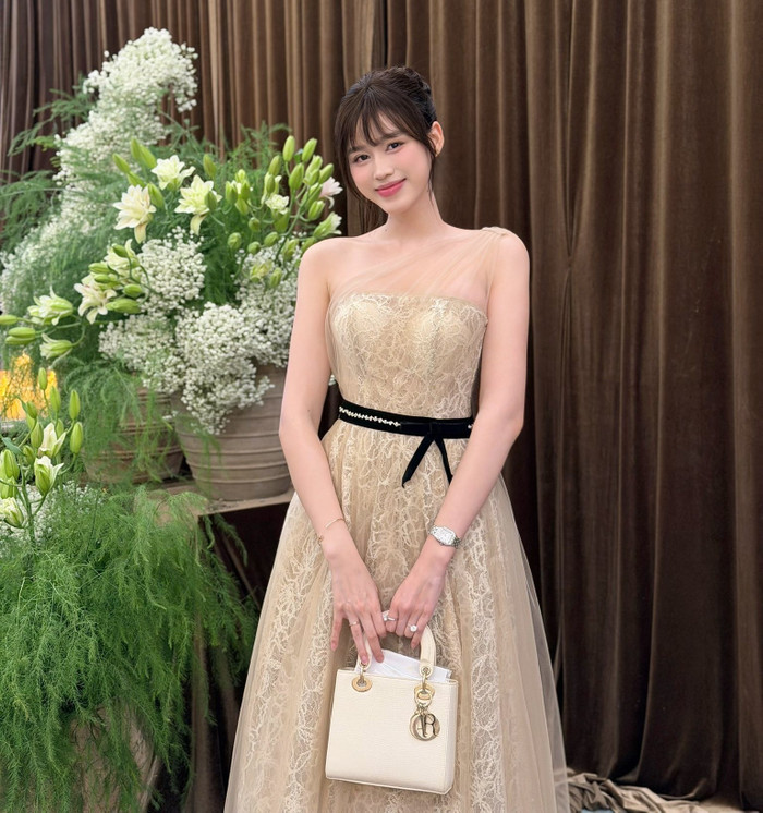 Đỗ Thị Hà khoe sắc trong chiếc váy màu nude. Ảnh: FBNV