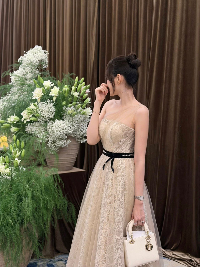 Đỗ Thị Hà chọn phụ kiện đi kèm là túi xách.