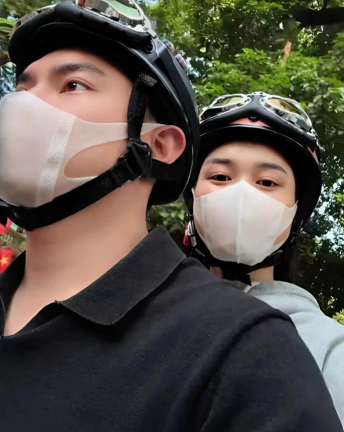 Khoảnh khắc đời thường của Đỗ Thị Hà bên chồng.