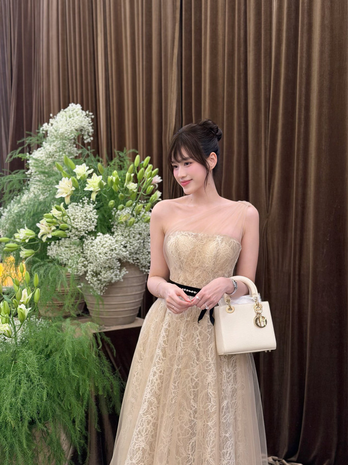 Nàng hậu để lộ chi tiết cực quyến rũ là xương quai xanh.