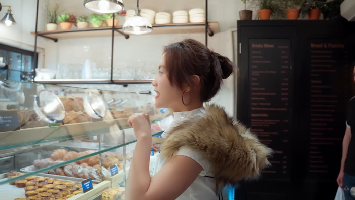 Phương Mỹ Chi tìm mua món ngon theo lời giới thiệu của Chi Pu khi đi Hong Kong.