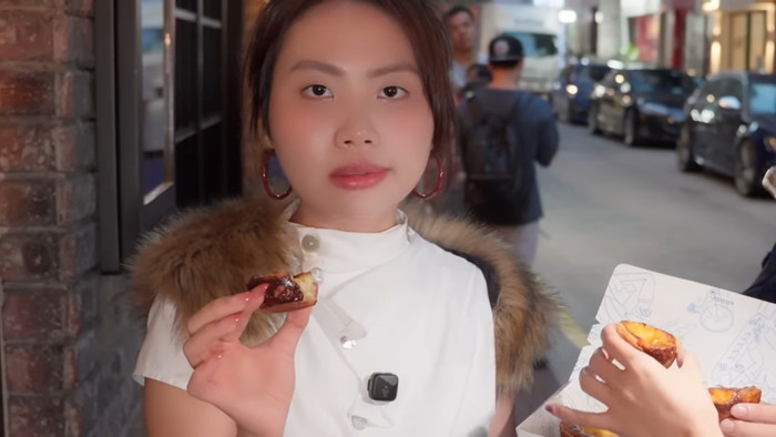 Nữ ca sĩ tấm tắc khen món bánh trứng của Hong Kong.