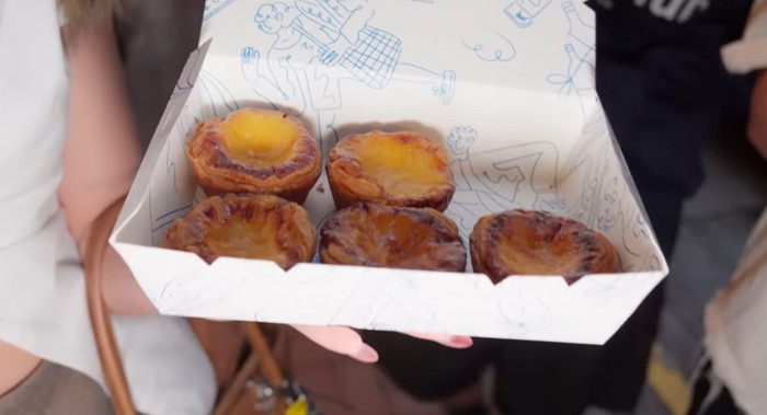 Điểm làm nên sức hút của bánh trứng nằm ở sự kết hợp hài hòa giữa lớp vỏ và phần nhân.