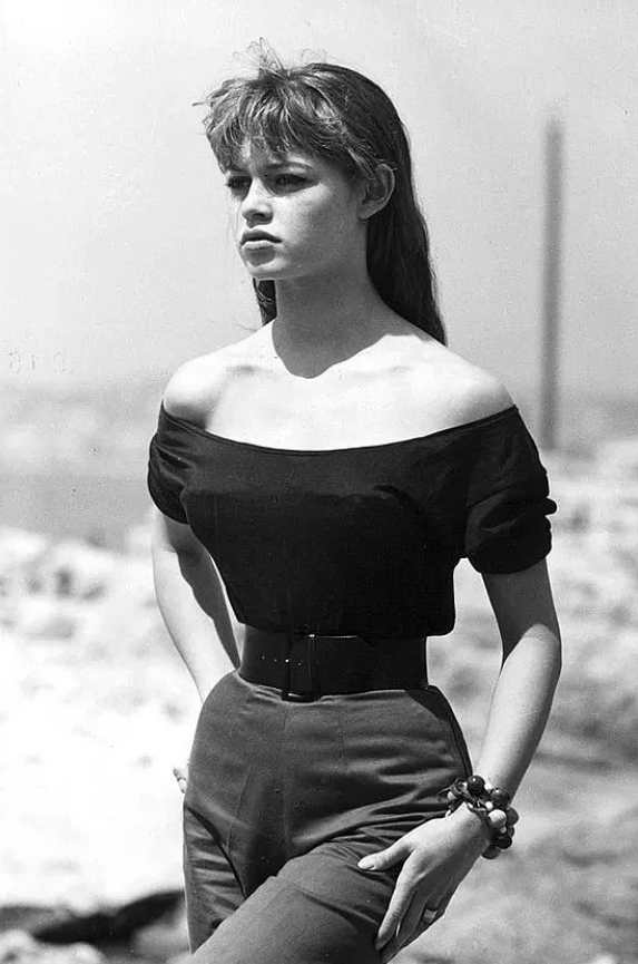 Trong những năm 1950, Bardot thường xuyên diện kiểu áo trễ vai, khiến chúng trở nên phổ biến và được đặt tên là cổ áo Bardot. Ảnh: Harper's Bazaar&nbsp;