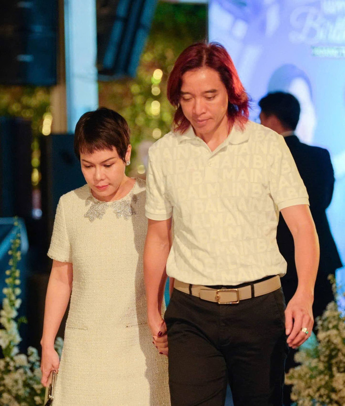 Việt Hương được chồng 'tháp tùng' mỗi khi xuất hiện ở chốn đông người. Ảnh: FBNV
