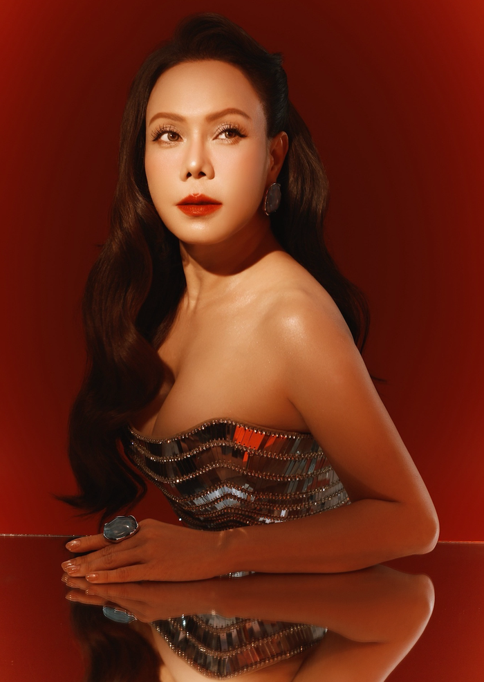 Việt Hương tự tin khoe nhan sắc xinh đẹp trong hình ảnh mới nhất. Ảnh: FBNV