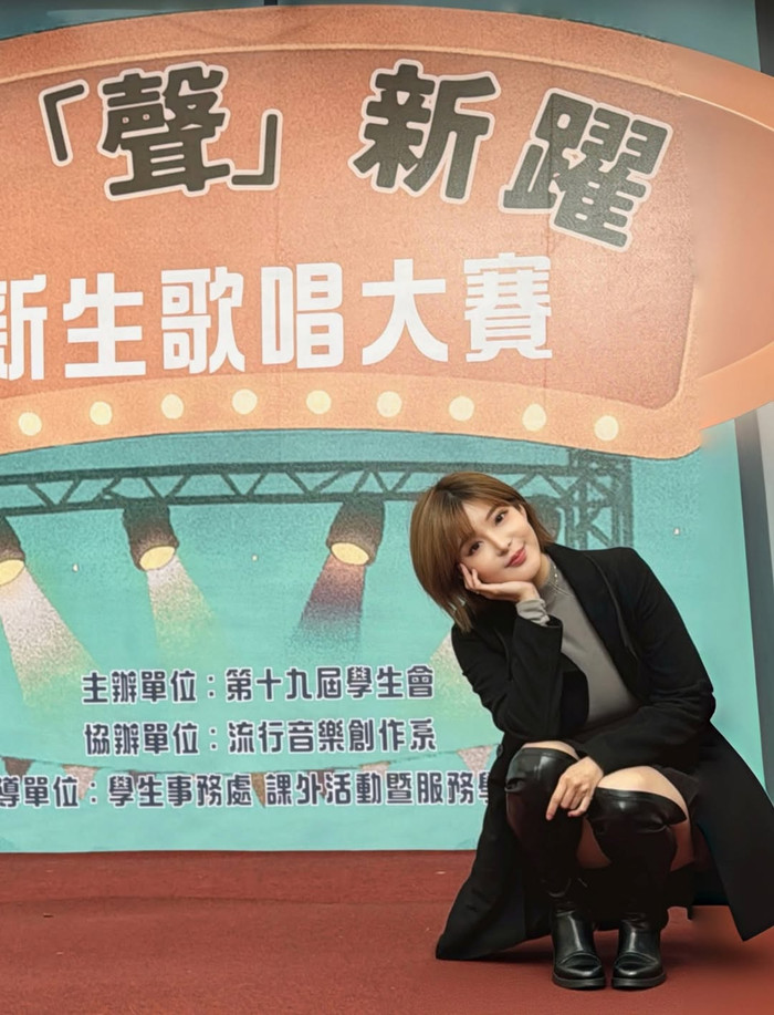 Nữ giảng viên gây sốt mạng xã hội khi diện váy ngắn đến trường, danh tính khiến ai cũng bất ngờ Ảnh 4