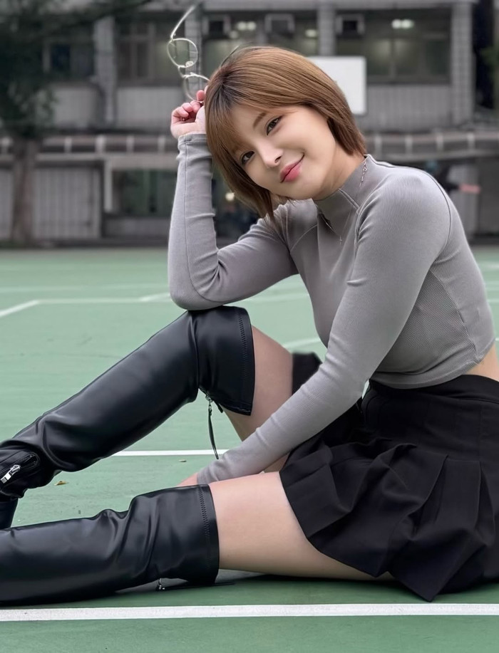 Nữ giảng viên gây sốt mạng xã hội khi diện váy ngắn đến trường, danh tính khiến ai cũng bất ngờ Ảnh 2