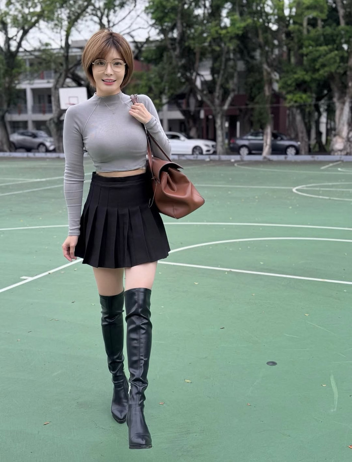 Nữ giảng viên gây sốt mạng xã hội khi diện váy ngắn đến trường, danh tính khiến ai cũng bất ngờ Ảnh 1