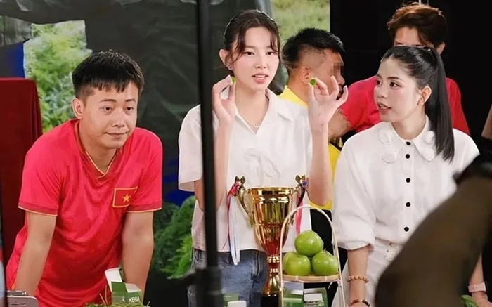 Quang Linh Vlogs, Thùy Tiên và Hằng Du Mục quảng cáo kẹo Kera.