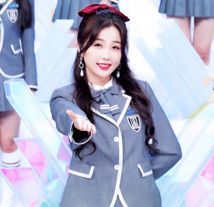 Ngu Thư Hân từng được biết đến nhờ chương trình Thanh xuân có bạn 2, tạo nền tảng người hâm mộ trung thành