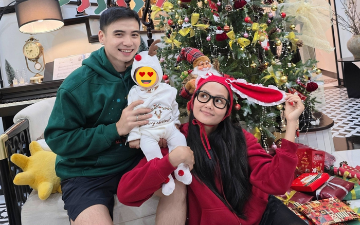 H'Hen Niê vui vẻ chụp hình bên ông xã và con gái trong dịp Giáng sinh vừa qua. Ảnh: FBNV
