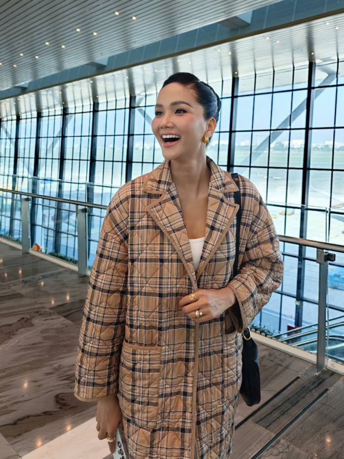 H'Hen Niê cười tươi rói khi quay trở lại với công việc. Ảnh: FBNV