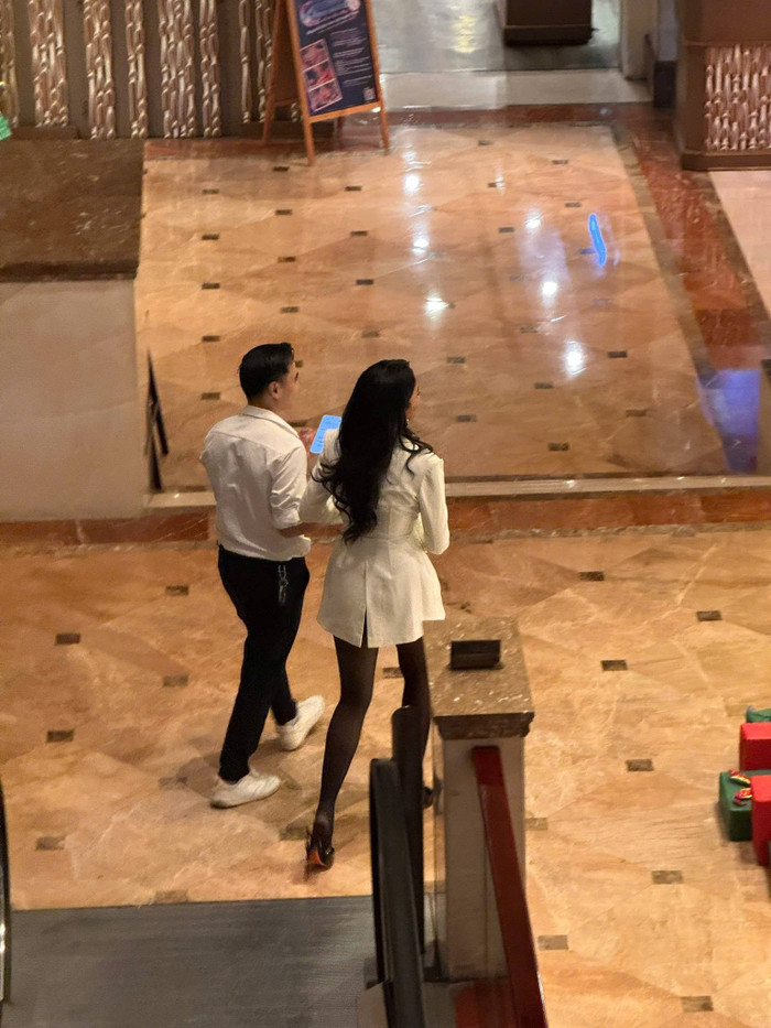 Một khán giả đã bắt gặp khoảnh khắc tình tứ giữa H'Hen Niê và chồng. Ảnh: FBNV