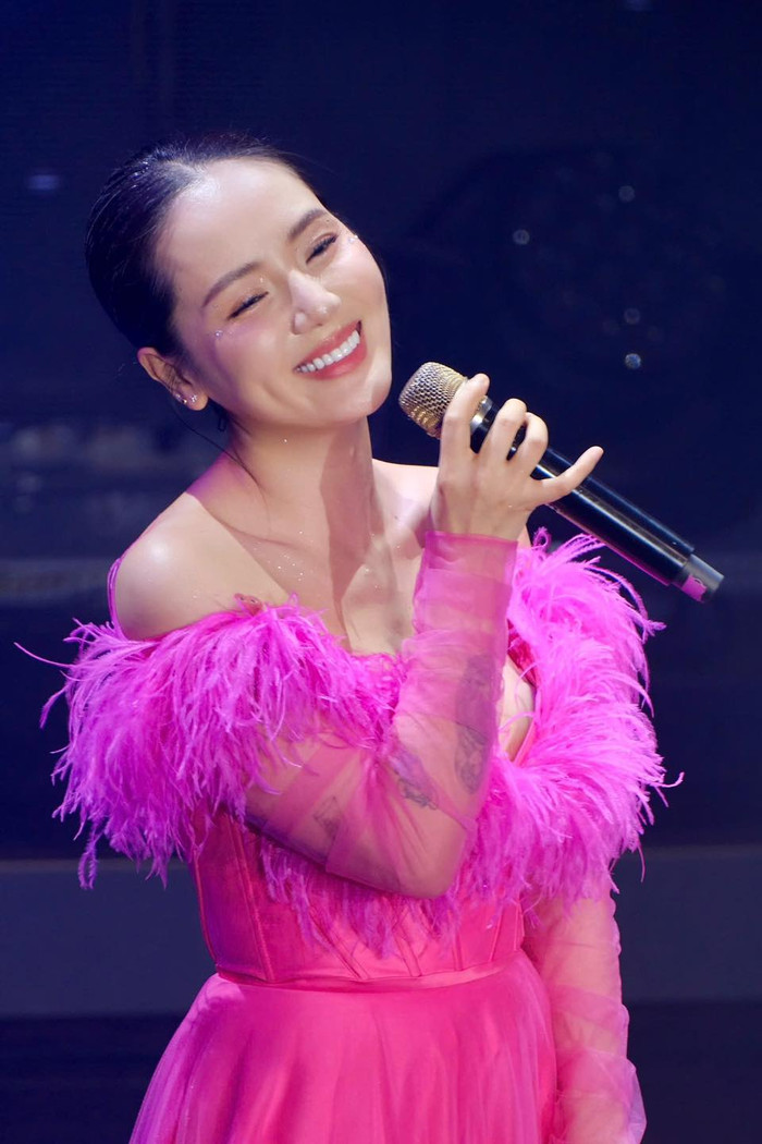 Hành động gây chú ý của Hồ Ngọc Hà khi gặp một nữ ca sĩ sau cánh gà Ảnh 4