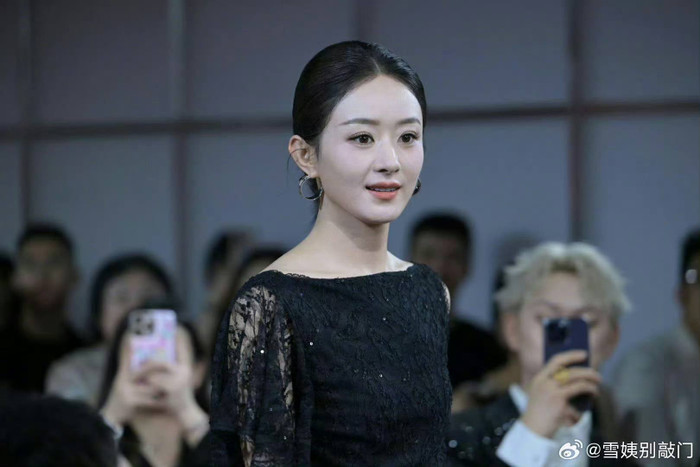 Có thời điểm Triệu Lệ Dĩnh từng khiến khán giả lo lắng vì lộ rõ thân hình gầy gò. Ảnh: Weibo