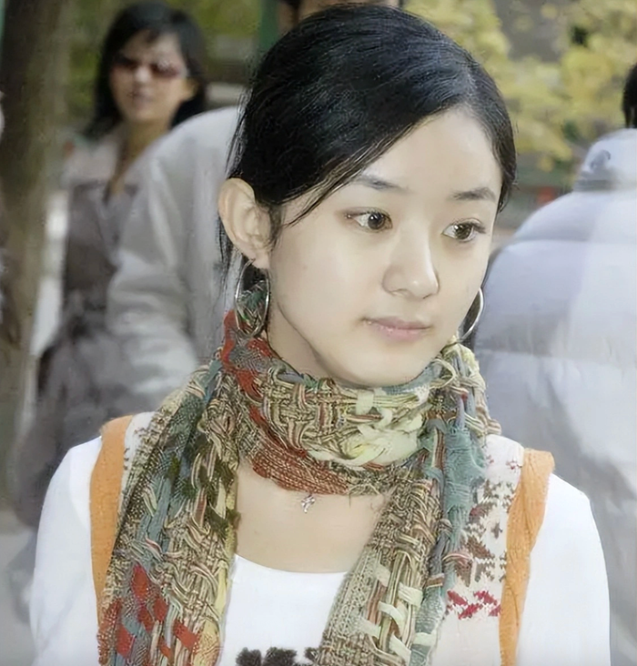 Một số khán giả còn lấy hình ảnh cũ của Triệu Lệ Dĩnh để so sánh với diện mạo ở thời điểm hiện tại. Ảnh: QQ