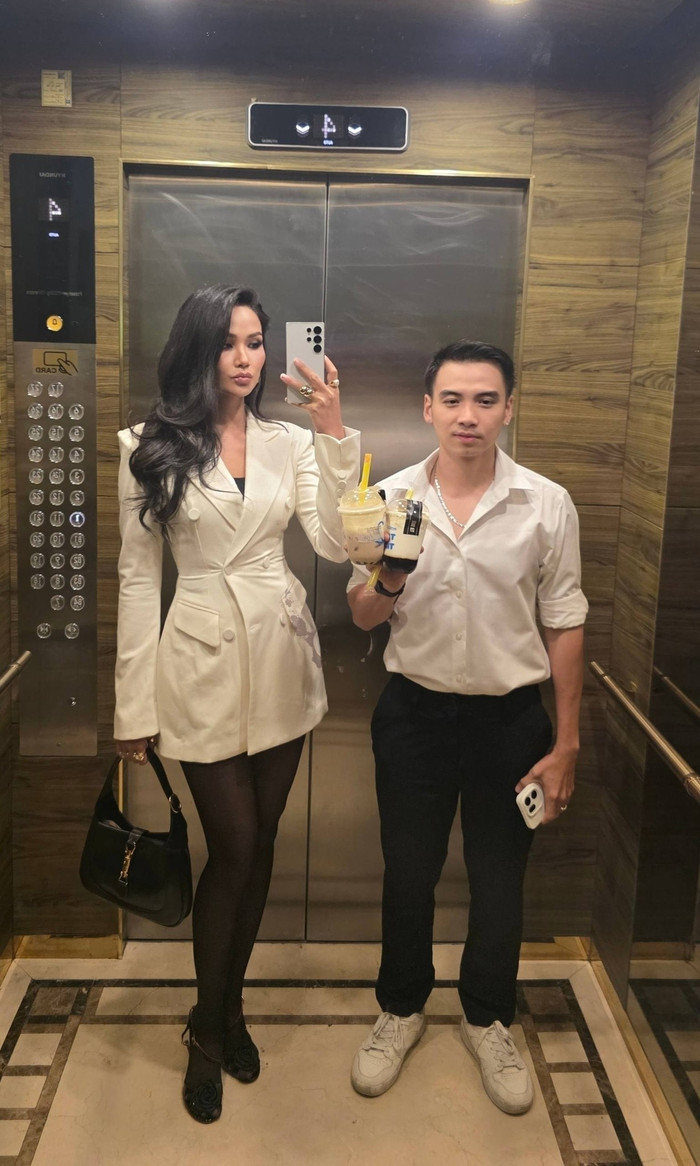 Vợ chồng hoa hậu H’Hen Niê cho thấy cách chọn điện thoại khác biệt so với nhiều nghệ sĩ hay hoa, á hậu khác. (Ảnh: FBNV)