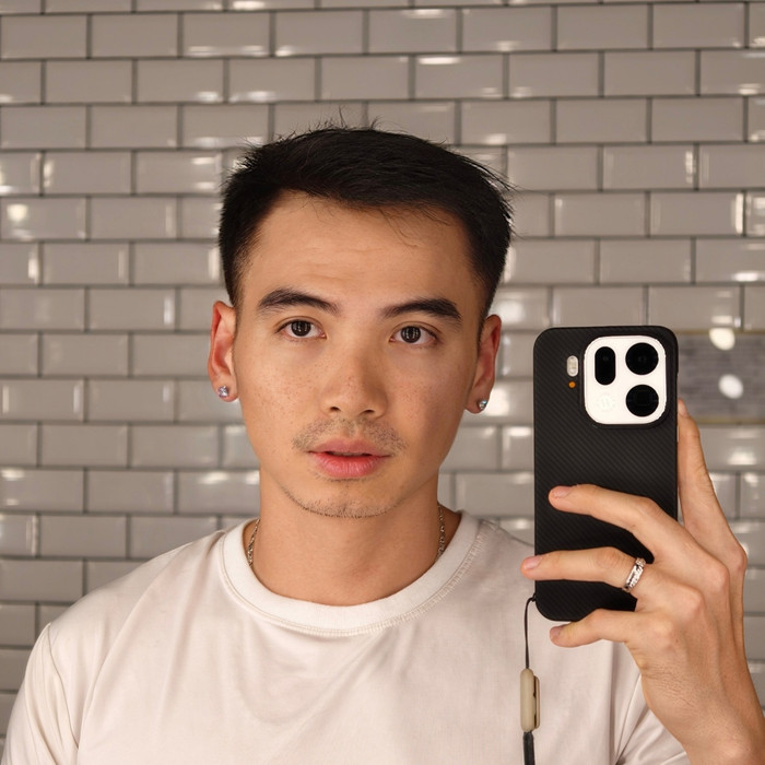 Chiếc điện thoại gập của nhiếp ảnh gia Tuấn Khôi hỗ trợ rất nhiều cho việc hình ảnh, đúng với tính chất công việc. (Ảnh: FBNV)