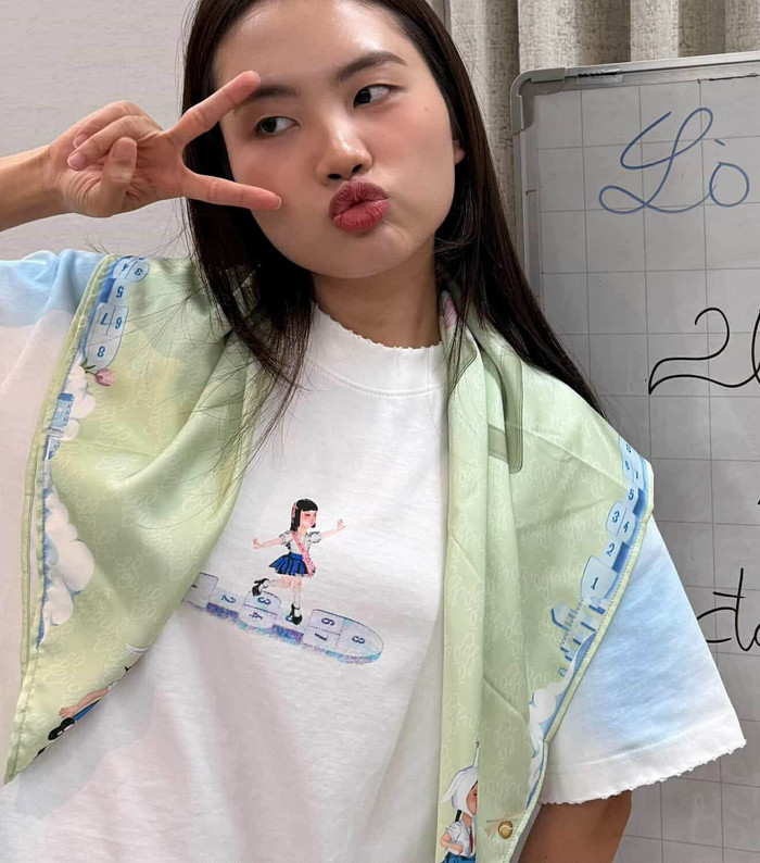 Phương Mỹ Chi giải thích chiếc áo được thiết kế 'kiểu rách' chứ không phải bị lỗi (Ảnh: FBNV).