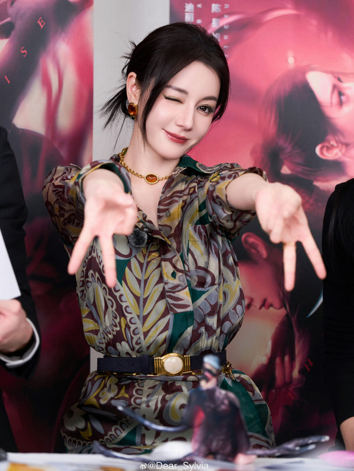 Địch Lệ Nhiệt Ba có thêm thông tin đáng mừng trong sự nghiệp vào những ngày sắp tới. Ảnh: Weibo