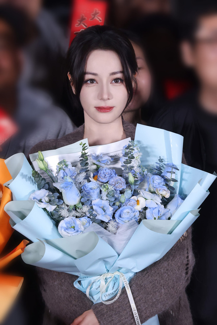 Địch Lệ Nhiệt Ba từng gây lo lắng khi để lộ dấu hiệu bất ổn về sức khoẻ. Ảnh: Weibo