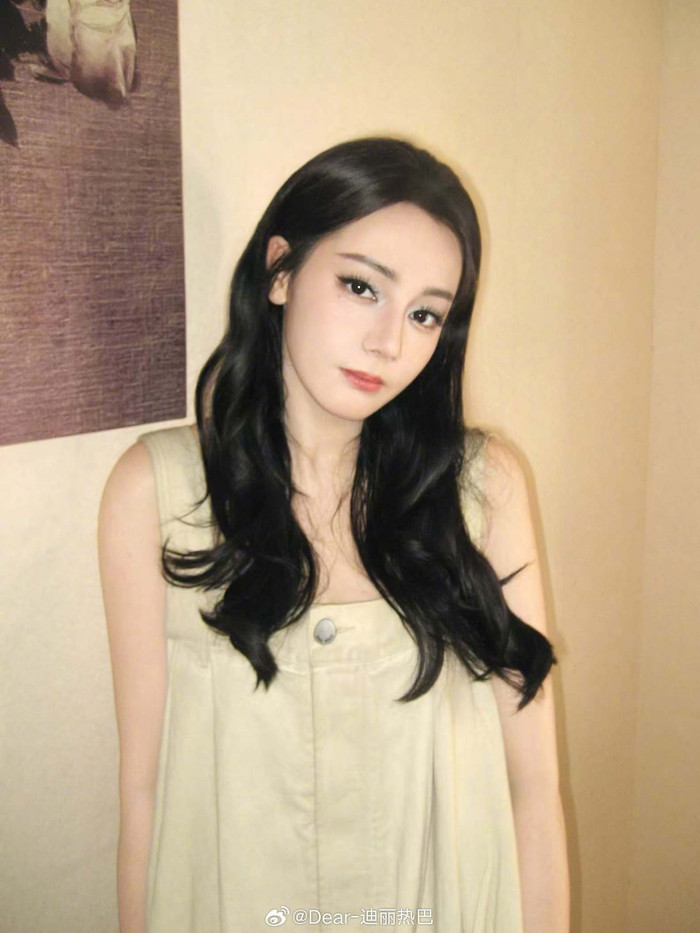 Địch Lệ Nhiệt Ba từng bất chấp tình trạng sức khoẻ không ổn định để làm việc. Ảnh: Weibo